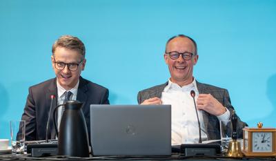 Bundesvorstandsklausur der CDU Deutschlands in Hamburg - Friedrich Merz, Parteivorsitzender und Kanzlerkandidat (rechts), mit seinem Generalsekret?r Carsten Linnemann, beim Auftakt der Klausurtagung-stock-photo