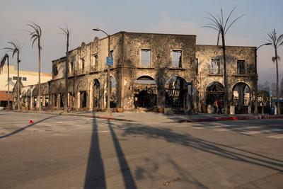 PACIFIC PALISADES, CALIFORNIA - JANUARY 10: Commercial buildings are burnt down by the Palisades Fire on January 10, 202-stock-foto