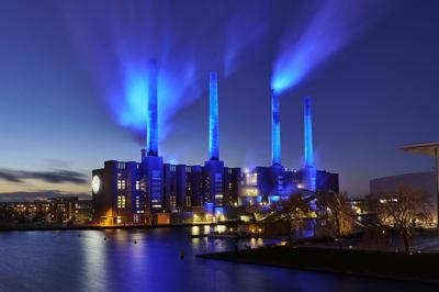Beleuchtetes Heizkraftwerk Wolfsburg Nord/S?d-stock-foto