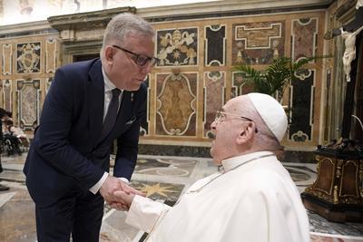 ITALY - POPE FRANCIS  RECEIVES IN PRIVATE AUDIENCE CHILDREN GUESTS OF THE PEDIATRIC ONCOLOGY CLINIC IN WRODAW AT  THE  VATICAN - 2025/1/10-stock-foto