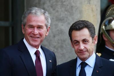 Pr?sident Nicolas Sarkozy (re., Frankreich) und Pr?sident George W. Bush (USA) anl?sslich eines Abendessens zu Ehren Bu-stock-foto