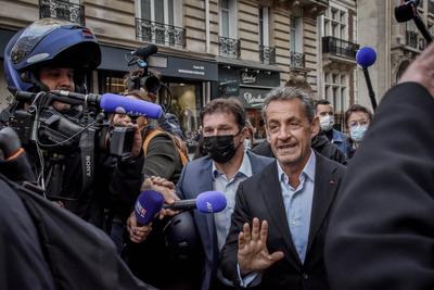 News Themen der Woche KW39 News Bilder des Tages  Nicolas Sarkozy en d?dicace ? la librairie Lamartine rue de la Pompe d-stock-photo