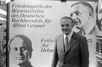 Publizist Alfred Grosser (FRA) vor einem Plakat mit dem Schriftzug - Friedenspreis des B?rsenvereins des Deutschen Buchh-stock-foto