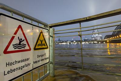 Rhein Hochwasser in K?ln -11..01.2025-stock-foto