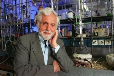 Carl Djerassi (Biochemiker/Autor) 05/03 thg Mann ?sterreich Chemie Biochemie Chemiker Biochemiker Wissenschaft Forschung-stock-foto