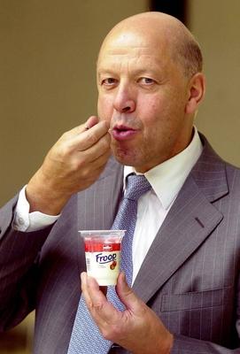 Theo M?ller (GER/Gesch?ftsf?hrer Unternehmensgruppe Theo M?ller GmbH & Co. KG) genie?t einen FROOP-Fruchtjoghurt-stock-photo