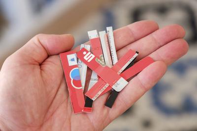 Eine abgelaufene EC-Karte der Sparkasse wurde vor dem Entsorgen zerschnitten, um die darauf gespeicherten Daten unbrauchbar zu machen. *** An expired Sparkasse debit card was cut up before being disposed of in order to render the data stored on it unusable.-stock-foto