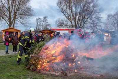 Tannenbaumverbrennen als Abschluss der Weihnachtszeit - 11.01.2025:-stock-foto