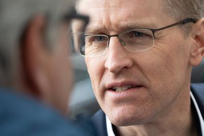 Bundesvorstandsklausur der CDU Deutschlands in Hamburg -  Ministerpr?sident Daniel G?nther gibt bei seiner Ankunft ein Interview-stock-photo