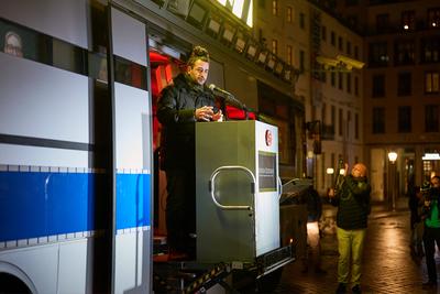 Gefangenentransporter wirbt fuer AfD-Verbot-stock-photo