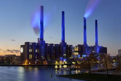 Beleuchtetes Heizkraftwerk Wolfsburg Nord/S?d-stock-foto