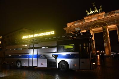 Gefangenentransporter wirbt fuer AfD-Verbot-stock-photo