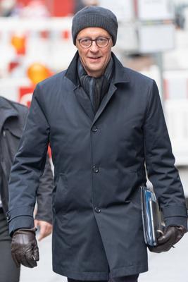 Bundesvorstandsklausur der CDU Deutschlands in Hamburg - Ankunft von Friedrich Merz, Parteivorsitzender und Kanzlerkandidat, mit seinem Sprecher Hero Warrings (rechts)-stock-photo
