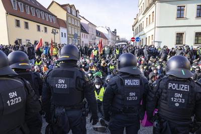 Tausende protestieren gegen AfD-Bundesparteitag in Riesa-stock-photo