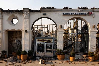 PACIFIC PALISADES, CALIFORNIA - JANUARY 10: Bank of America buildings are burnt down by the Palisades Fire on January 10-stock-foto