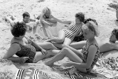 Das Müttergenesungswerk Seefrieden in Grömitz Frauen sonnen sich am Ostseestrand, 1966. Women sunbathing on a Baltic Sea-stock-foto