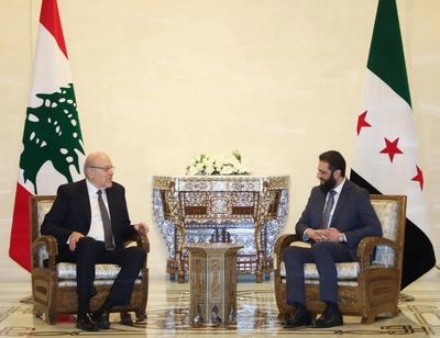 Lebanon's Prime Minister Najib Mikati shaking hands with Syria's new leader Ahmed al-Sharaa-stock-foto