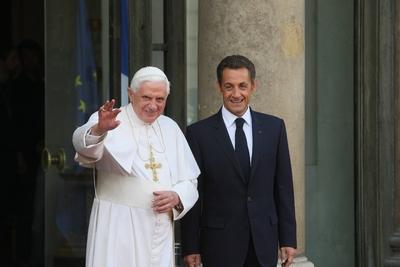 Papst Benedikt XVI. (li.) und Pr?sident Nicolas Sarkozy (Frankreich) in Paris - PUBLICATIONxNOTxINxFRA-stock-photo