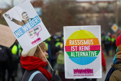 Riesa - 10.000 Menschen erwartet: Gro?demonstration gegen AfD-Parteitag, Polizei mit Gro?aufgebot vor Ort-stock-foto