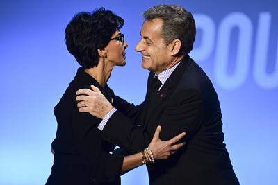 accolade entre Rachida Dati - Candidate a la Mairie de Paris aux elections municipales de 2020 et Nicolas Sarkozy - Anc-stock-photo