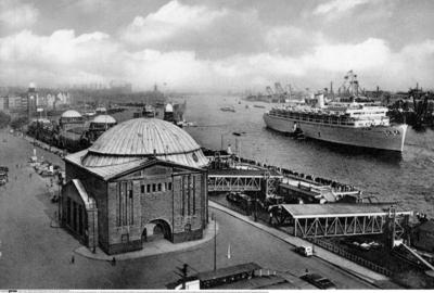 Feature / Symbol: Wilhelm Gustloff 09/20 teu Luxusliner der Nazis WILHELM GUSTLOFF an den Hamburger Landungsbr?cken ca.-stock-foto