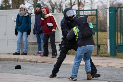 Riesa - 10.000 Menschen erwartet: Gro?demonstration gegen AfD-Parteitag, Polizei mit Gro?aufgebot vor Ort-stock-foto