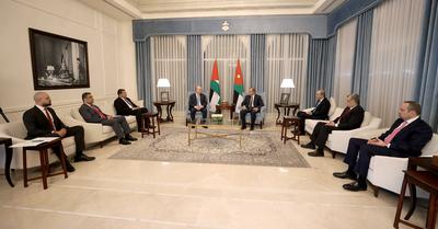 Palestinian Prime Minister and Minister of Foreign Affairs Mohammad Mustafa, meets with Jordanian Prime Minister-stock-foto