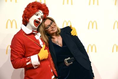 Maren Gilzer mit Ronald McDonald beim Grand Opening vom McDonald s Restaurant am Flughafen Fankfurt-stock-foto