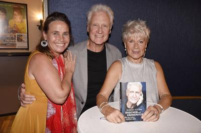 Marie Theres Relin, Robert Atzorn und Angelika Hartung bei der Matinee-Lesung Duschen und Z?hneputzen - Was im Leben wir-stock-foto