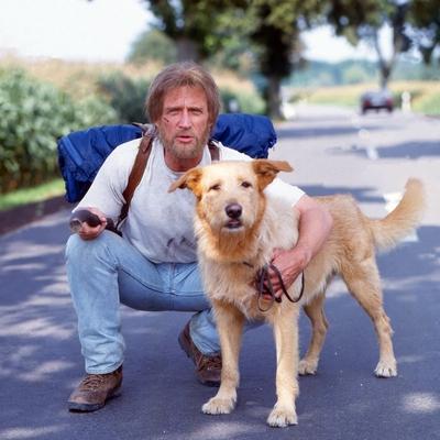 Zu Fu? und ohne Geld, Minserie, Deutschland 1995, Darsteller: Robert Atzorn mit Hund Feldmann UnitedArchives00025123-stock-foto
