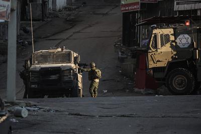 Israeli military vehicles are seen during a raid on the Ein Beit al-Maa refugee camp near the West Bank city of Nablus-stock-foto