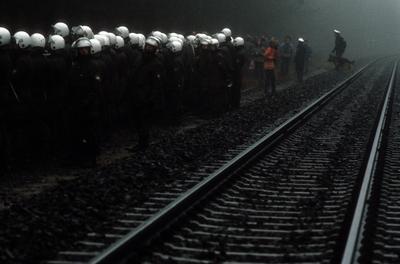 Polizeieinsatz / Demonstration von Mitgliedern der Partei Die Gr?nen und anderen Atomkraftgegnern gegen die geplante Wie-stock-foto