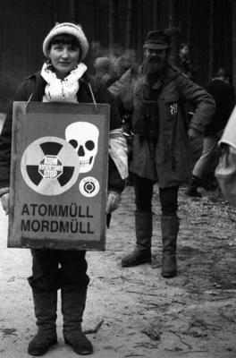 Teilnehmer demonstrieren gegen die Wiederaufbereitungsanlage in Wackersdorf AUFNAHMEDATUM GESCH?TZT-stock-foto