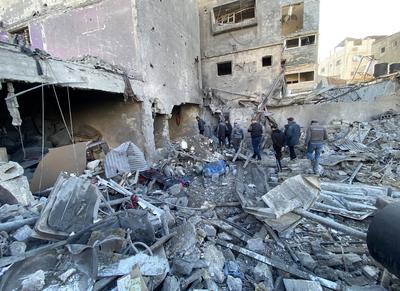 People search for their belongings amid the rubble of buildings destroyed in Israeli airstrikes in Gaza City-stock-foto