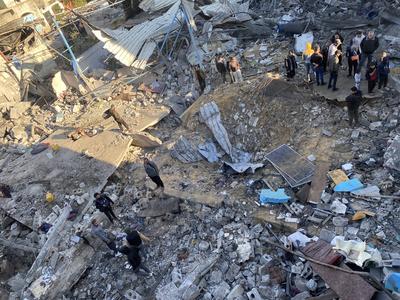 People search for their belongings amid the rubble of buildings destroyed in Israeli airstrikes in Gaza City-stock-foto
