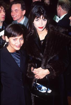 Lisa B and Natalie Imbruglia at the Pulp Fiction premiere in London, October 1994. Copyright: xFAMOUS. x 04409953-stock-foto