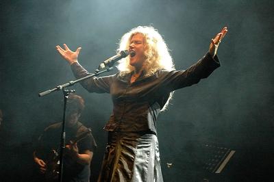 Die deutsche Schauspielerin Barbara Sukowa als S?ngerin der Band X-Patsys w?hrend der Ruhrtriennale 2006 in Bochum. Im H-stock-foto