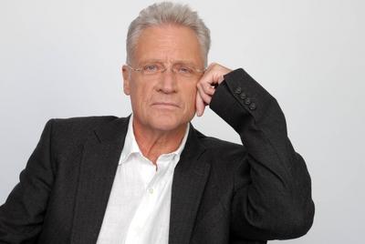 Bildnummer: 52600226  Datum: 01.07.2008  Copyright: imago/HogreveSchauspieler Robert Atzorn  anl?sslich eines Pressetermins zum SWR-Fernsehfilm - Mein Mann, der Trinker - in Hamburg, Personen , pessimistisch , Nachdenklichkeit; 2008, Hamburg , Film, TV, Pressetermin, Studioaufnahme , Fotoshooting; , quer, Kbdig, Einzelbild, close, Randbild, PeopleBildnummer 52600226 Date 01 07 2008 Copyright Imago Hogreve Actor Robert Atzorn during a Press call to SWR TV film Mine Man the Drinker in Hamburg People pessimistic contemplation 2008 Hamburg Film TV Press call Studio shooting Photo shooting horizontal Kbdig Single Close Edge image Celebrities-stock-foto