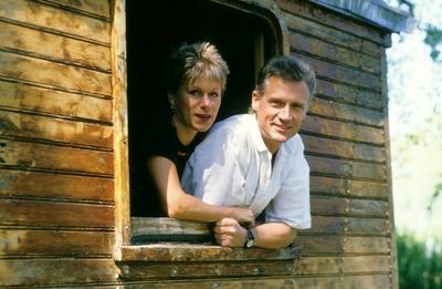 Robert Atzorn mit Ehefrau Angelika Hartung 05/89 ru quer halb Fenster l?chelnd-stock-photo