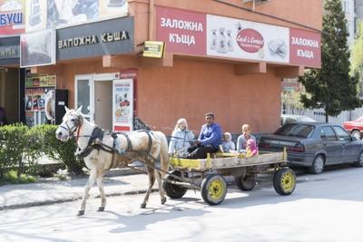 Stolipinowo Stolipinovo Pferdewagen f?hrt durch das Roma Viertel Stolipinowo in Plowdiw Europ?isc-stock-foto