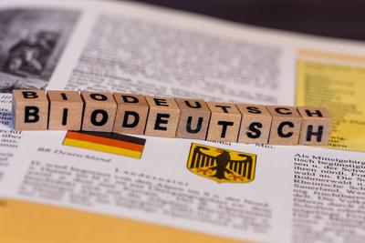 Das Wort BIODEUTSCH wurde zum Unwort des Jahres 2024 gew?hlt. Bild: Buchstabenw?rfel zeigen das Wort Biodeutsch *** The-stock-photo