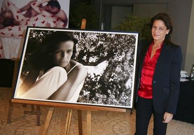Monaco am Welt Aids Tag: Prinzessin Stephanie und Ihr Bruder F?rst Albert II von Monaco stiften Ihre Foto Portr?ts f?r d-stock-photo