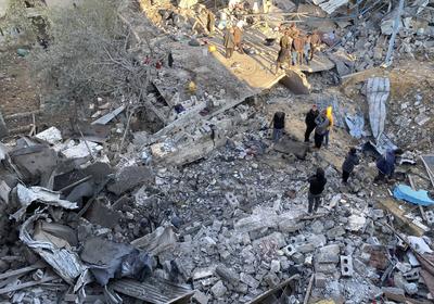 People search for their belongings amid the rubble of buildings destroyed in Israeli airstrikes in Gaza City-stock-foto