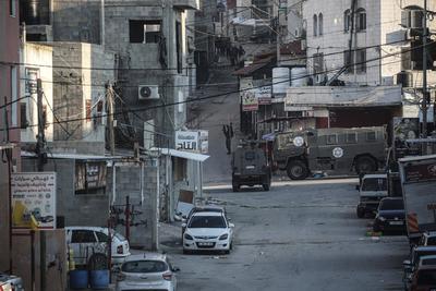 Israeli military vehicles are seen during a raid on the Ein Beit al-Maa refugee camp near the West Bank city of Nablus-stock-foto