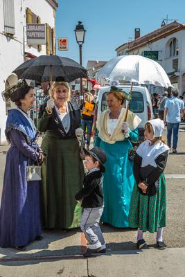 The gypsies feast of St. Sara Saint-Marie-de-la-Mer, Provence, France - May 25, 2015. Women and children in fabulously b-stock-foto