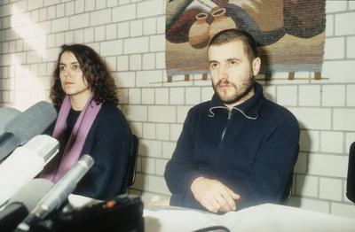 Bildnummer: 56699083  Datum: 03.02.1988  Copyright: imago/teutopressStefan Krawczyk mit seiner Ehefrau Freya Klier 02/88 - Stefan Krawczyk und dessen Ehefrau Freya Klier am 03. Februar 1988 w?hrend einer Pressekonferenz in Bielefeld nach deren Ausweisung aus der DDR Deutschland deutsch Deutscher Mann Ausweisung Ausb?rgerung abgeschoben ausgewiesen Gadderbaum Bethel B?rgerrechtler Musik Gesang Autor Deutsche Frau Autorin Schriftstellerin Literatur Regimekritiker Regimekritikerin PK Pressegespr?ch Dreitagebart leger german singer songwriter female author writer gdr quer halb Portrait sitzend People x0x xkg 1988 quer  56699083 Date 03 02 1988 Copyright Imago teutopress Stefan Krawczyk with his Wife Freya Klier 02 88 Stefan Krawczyk and it Wife Freya Klier at 03 February 1988 during a Press conference in Bielefeld after others Expulsion out the GDR Germany German German Man Expulsion Expatriation deported expelled  Bethel Civil rights Music Singing Author German Woman Author Writer Literature Regime critics Regime critic press conference Press interview Three days beard casual German Singer Songwriter Female author Writer GDR horizontal half Portrait seated Celebrities x0x xkg 1988 horizontal-stock-photo
