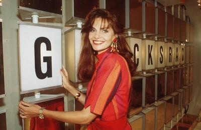 Maren Gilzer ( Gl?cksrad , SAT.1) 06/93 te quer halb sitzend Studio Kulisse seri?s Kost?m rot l?chelnd Frau Fernsehen M-stock-photo