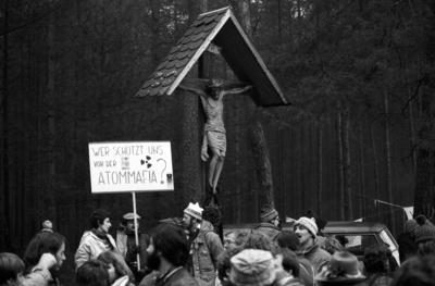 Teilnehmer demonstrieren gegen die Wiederaufbereitungsanlage in Wackersdorf AUFNAHMEDATUM GESCH?TZT-stock-foto