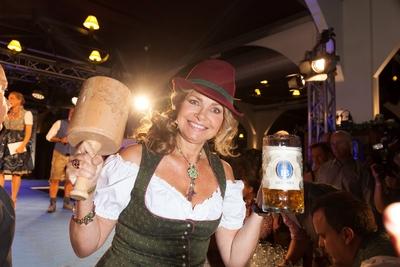 Maren Gilzer Angermaier Trachten Nacht 2016 im Restaurant Hofbraeu in Berlin am 01 09 2016 Angerm-stock-foto