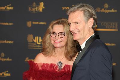 Verleihung der Goldenen Henne 2024 Maren Gilzer (Moderatorin, Schauspielerin) mit Ehemann Harry Kuhlmann auf dem roten T-stock-foto